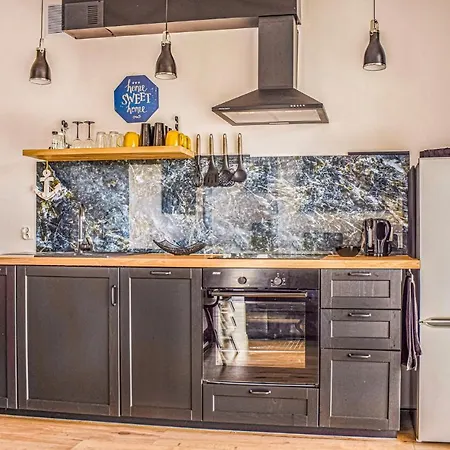 1 Bedroom Cozy Apartment In Darlowko ダルウフコ
