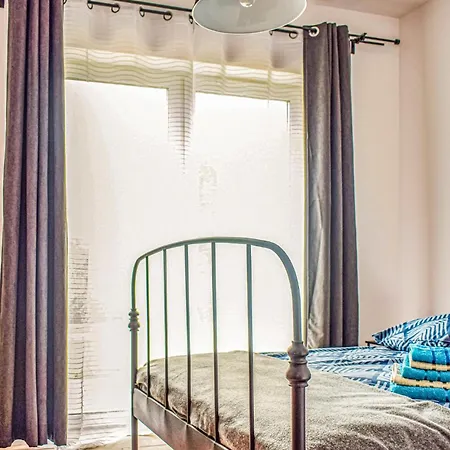1 Bedroom Cozy Apartment In Darlowko アパート