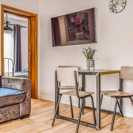 1 Bedroom Cozy Apartment In Darlowko アパート *