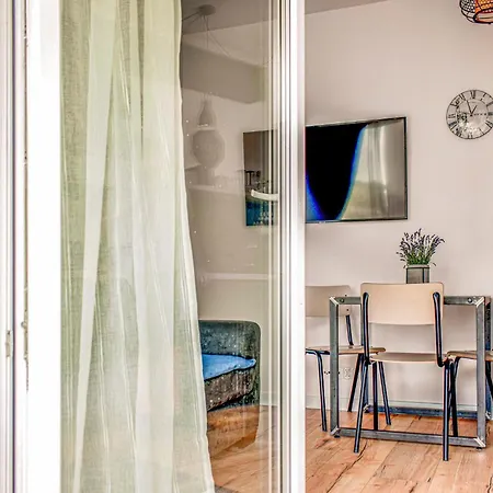 1 Bedroom Cozy Apartment In Darlowko ダルウフコ