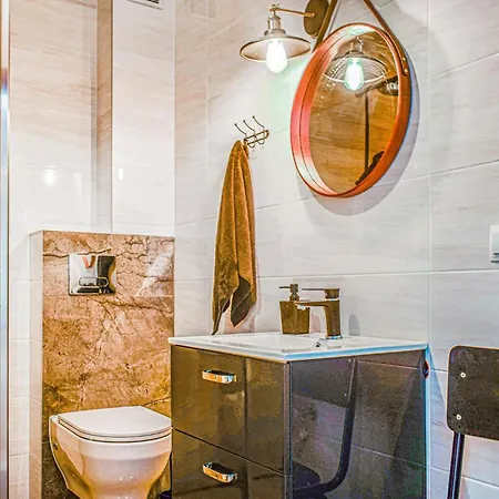 1 Bedroom Cozy Apartment In Darlowko アパート *