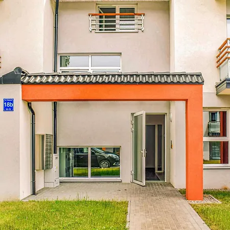 1 Bedroom Cozy Apartment In Darlowko アパート